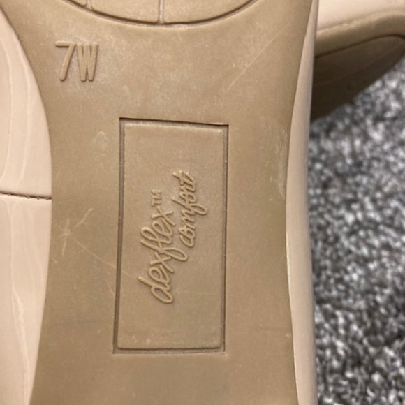 Beautiful Nude Pumps size womens 7 wide - Picture 6 of 7